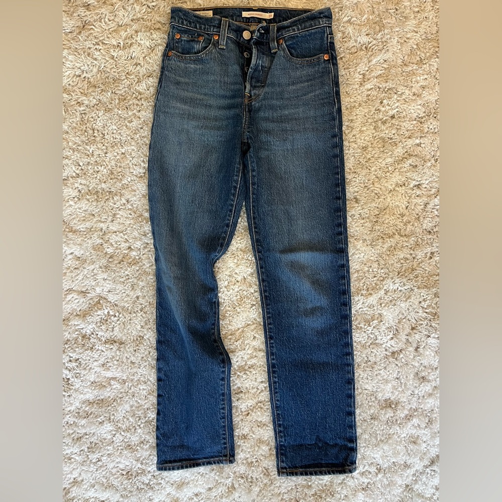 EUC Levi’s Wedgie Straight Fit Jeans 23x26 in Med Wash